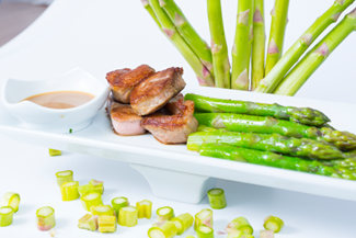 Filet auf grünem Spargel